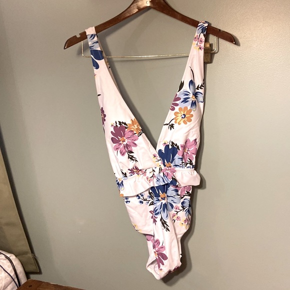 Cupshe Other - Cupshe Medium One Piece Bathing suit, Floral. Never Worn.